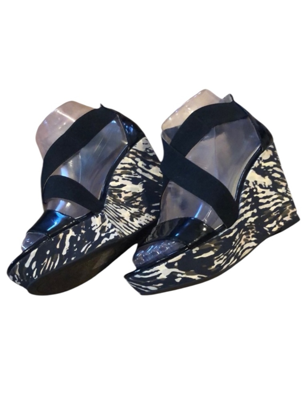 BCBGENERATION WEDGES BLACK WITH ZEBRA PRINT SIZE 6.5